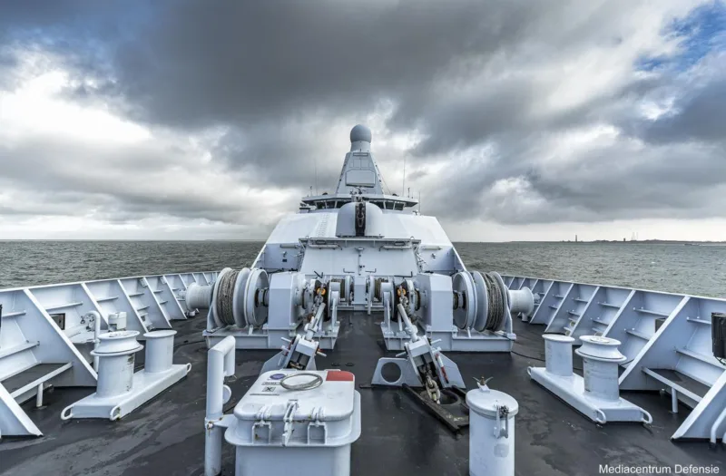 Marineschip voorkant vanaf schip foto