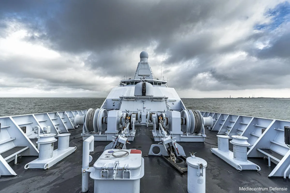 Marineschip voorkant vanaf schip foto